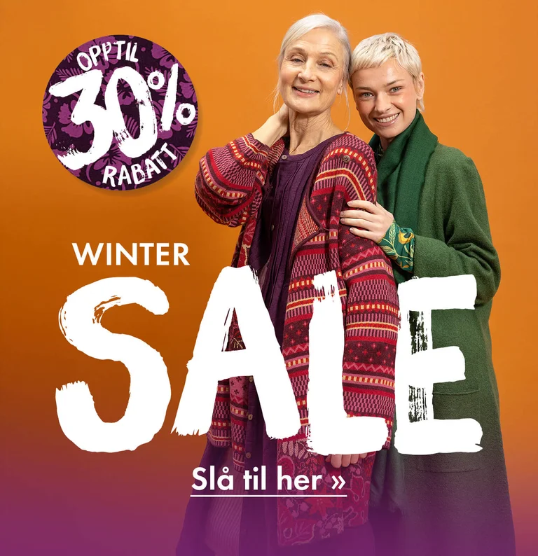 To kvinner kledd i lag på lag med fargeglade klær fra Gudrun Sjödén.