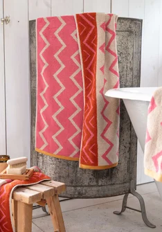 “Zig Zag” bath towel in organic cotton - raspberry