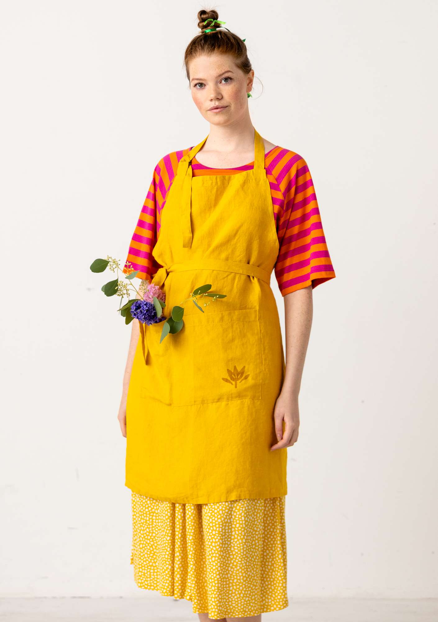 Apron in washed linen sunflower thumbnail