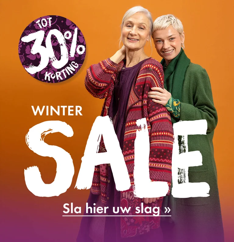 Twee vrouwen gekleed in laagjes kleurrijke kleding van Gudrun Sjödén.