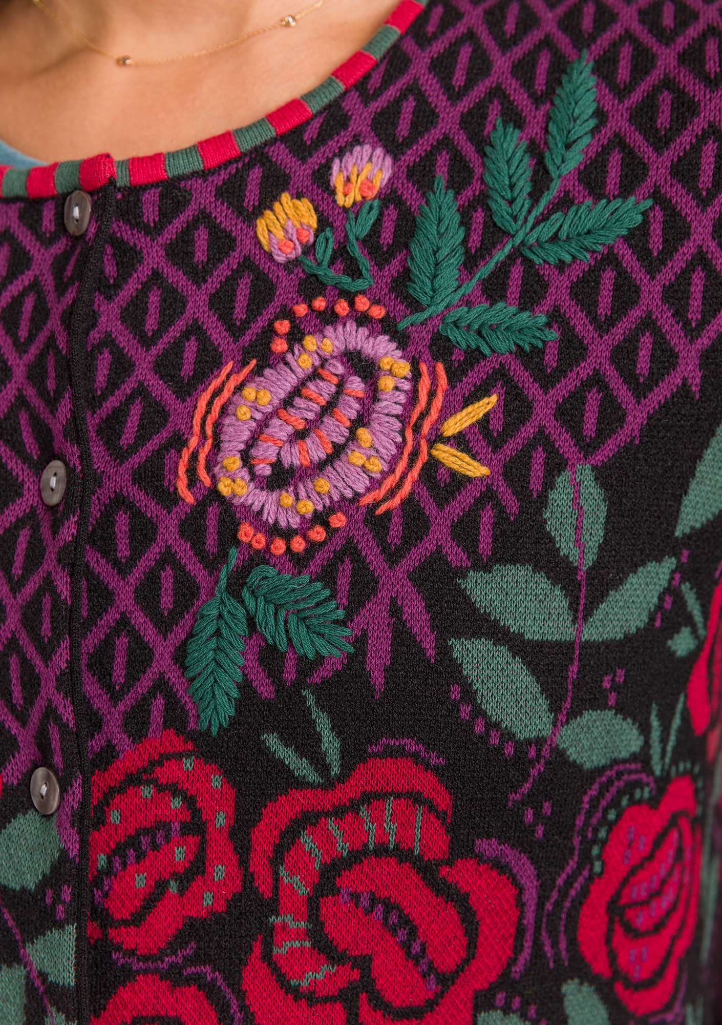 Hand-embroidered “China Rose” cardigan in wool/organic cotton black
