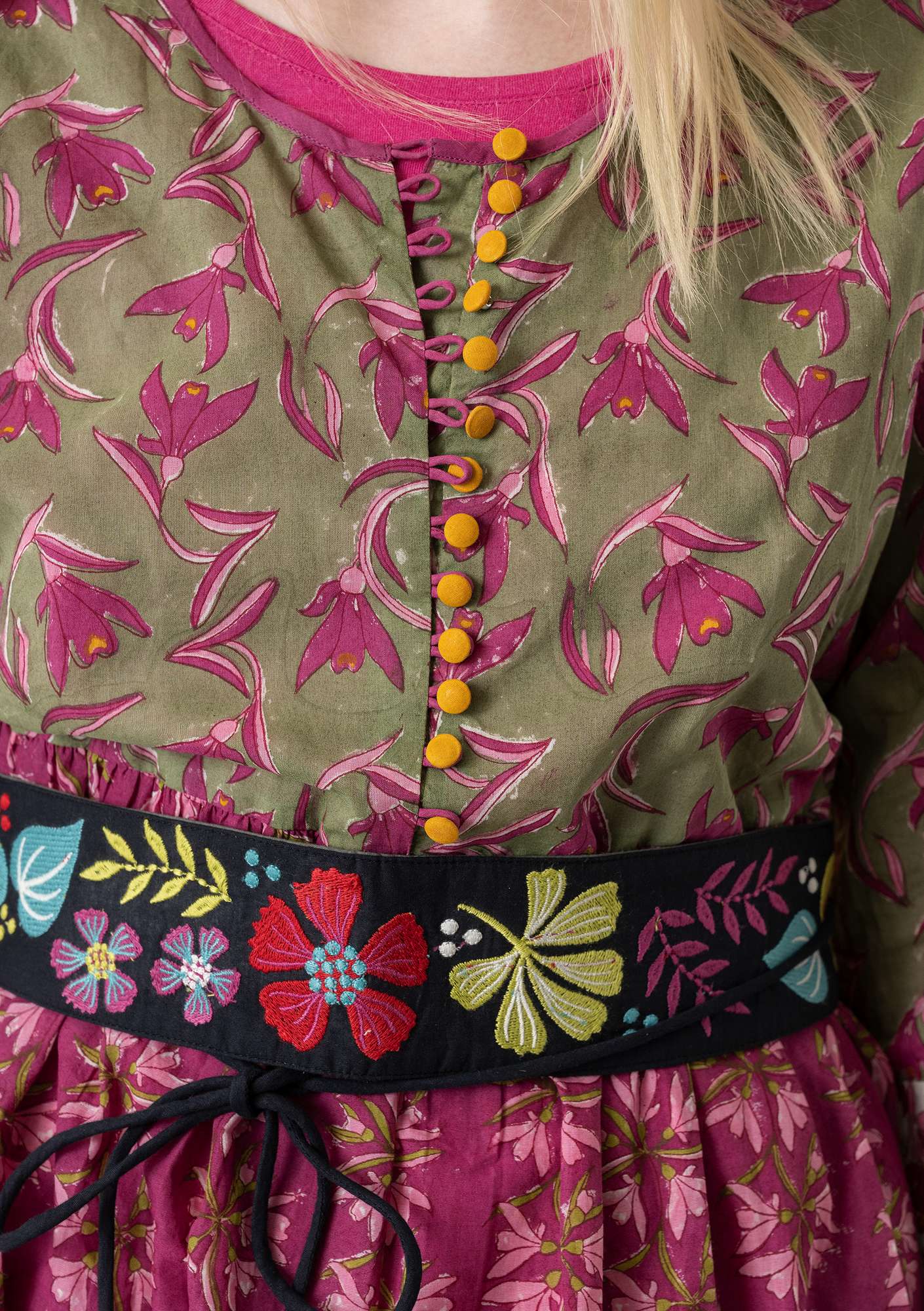 Vävd klänning  Tara  i ekologiskt bomull flerfärgad thumbnail