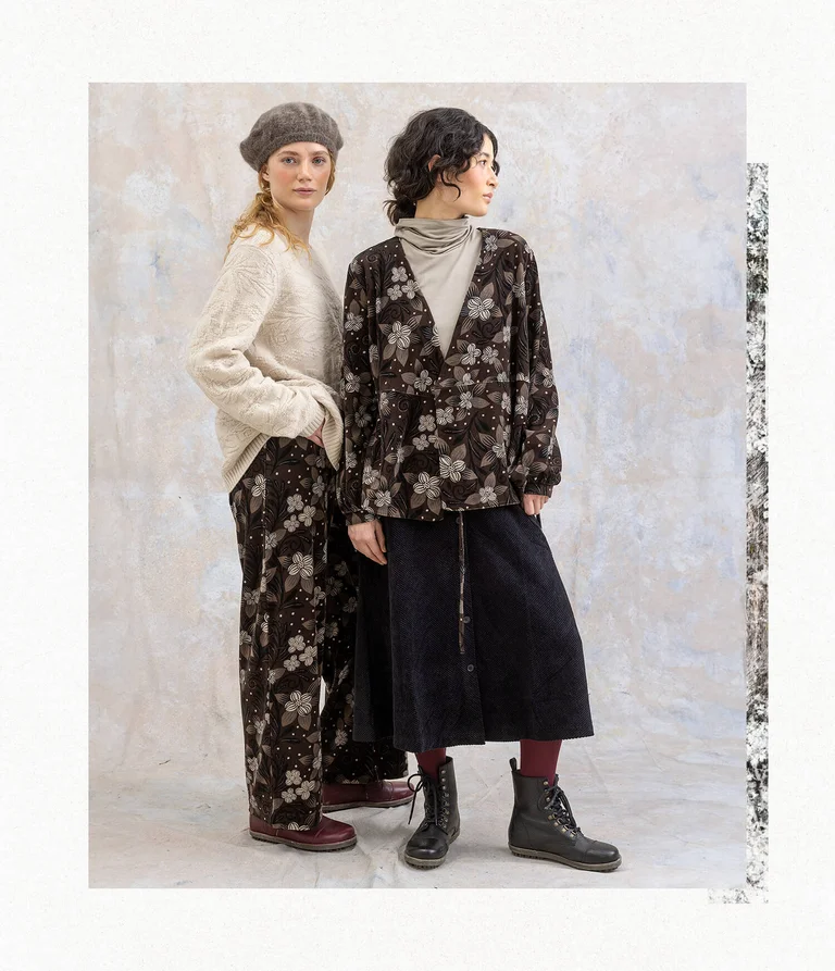 Zwei Frauen im Lagenlook mit Mode aus Gudrun Sjödéns Winterkollektion 2025.