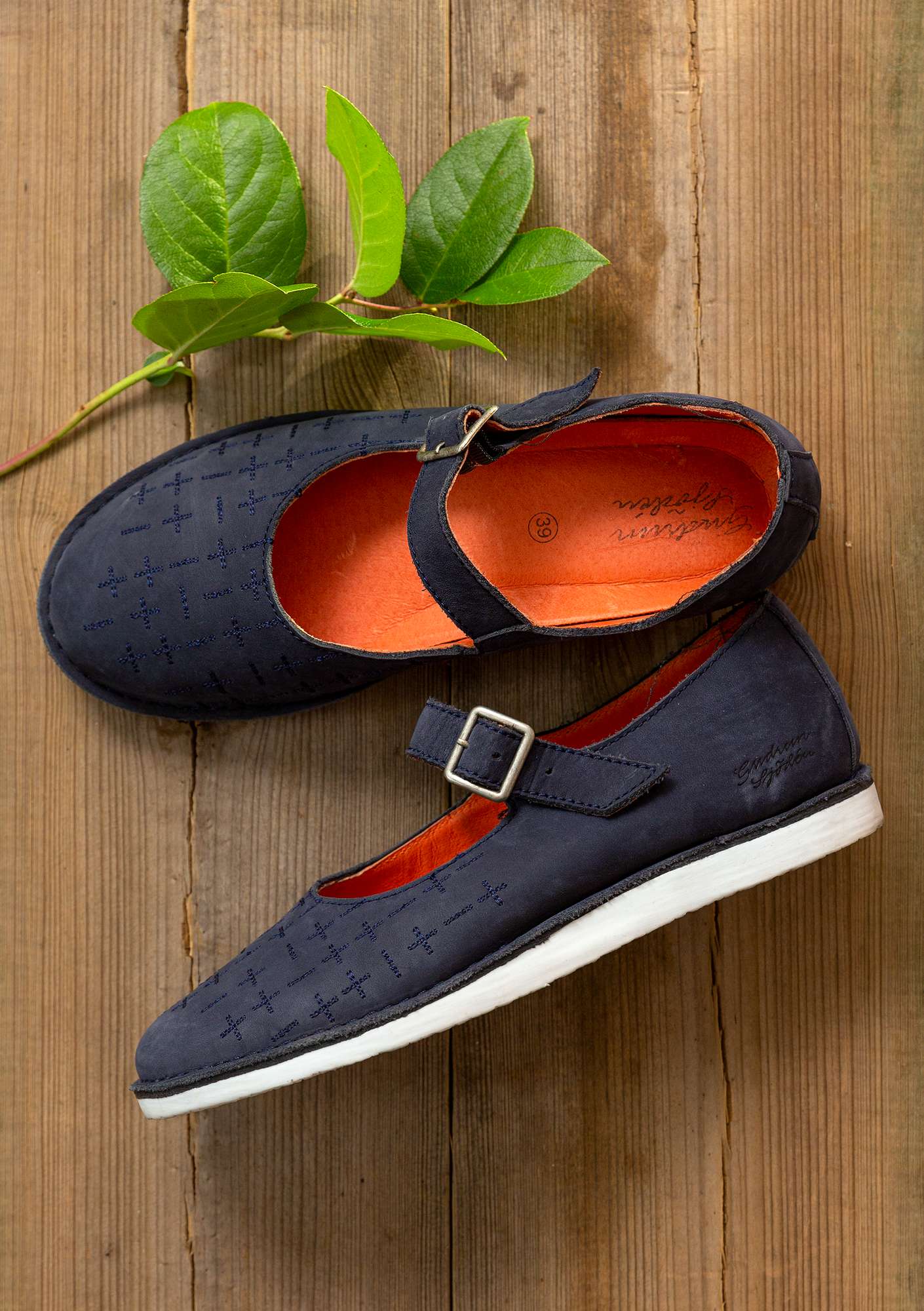 Earth strap shoes ink blue