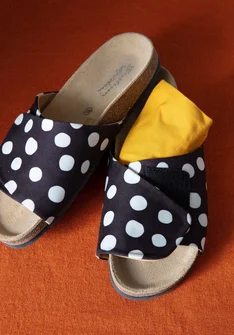 Sandal "Amber" i digitaltryckt tyg - svart