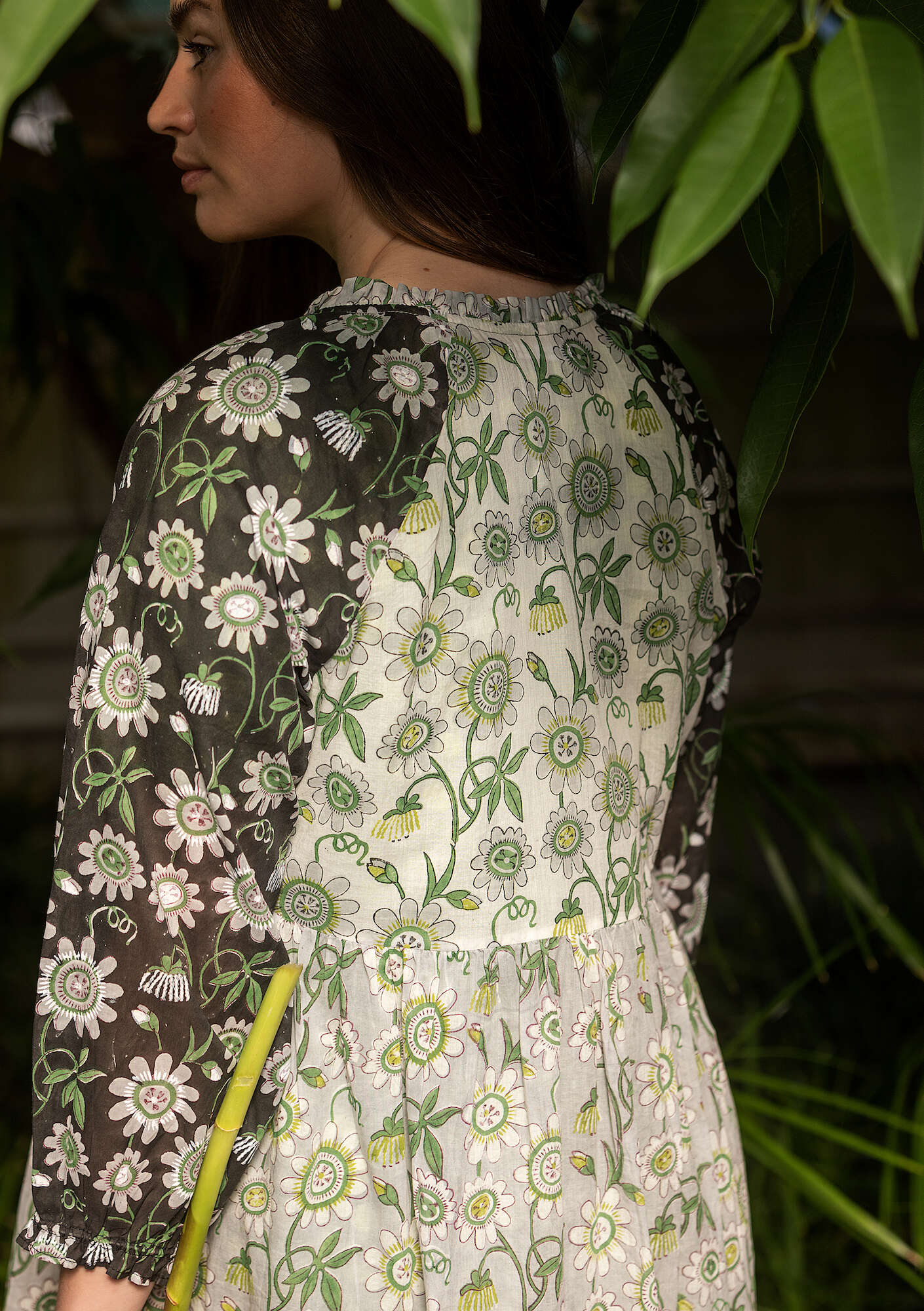 Vævet kjole  Floria  i økologisk bomuld mørk askegrå meleret