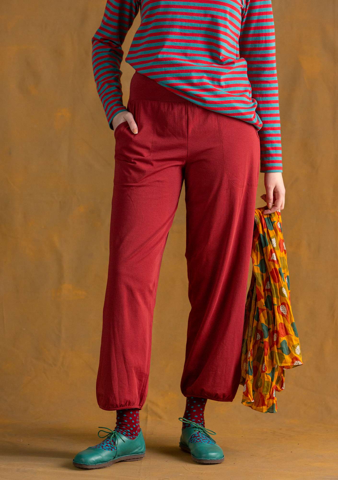 Solid-colored pants agate red