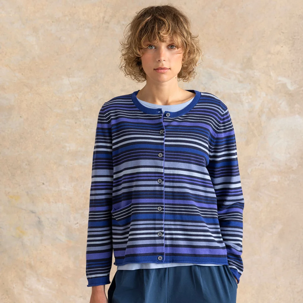 Strikkejakke «Esme» i økologisk / resirkulert bomull - mørk indigo/stripete