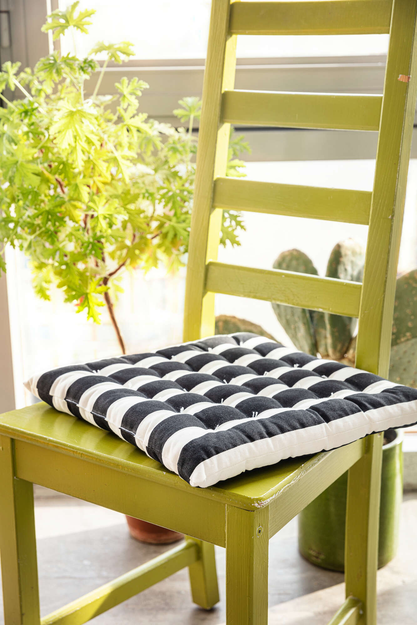 “Långrand” seat cushion in organic cotton black thumbnail
