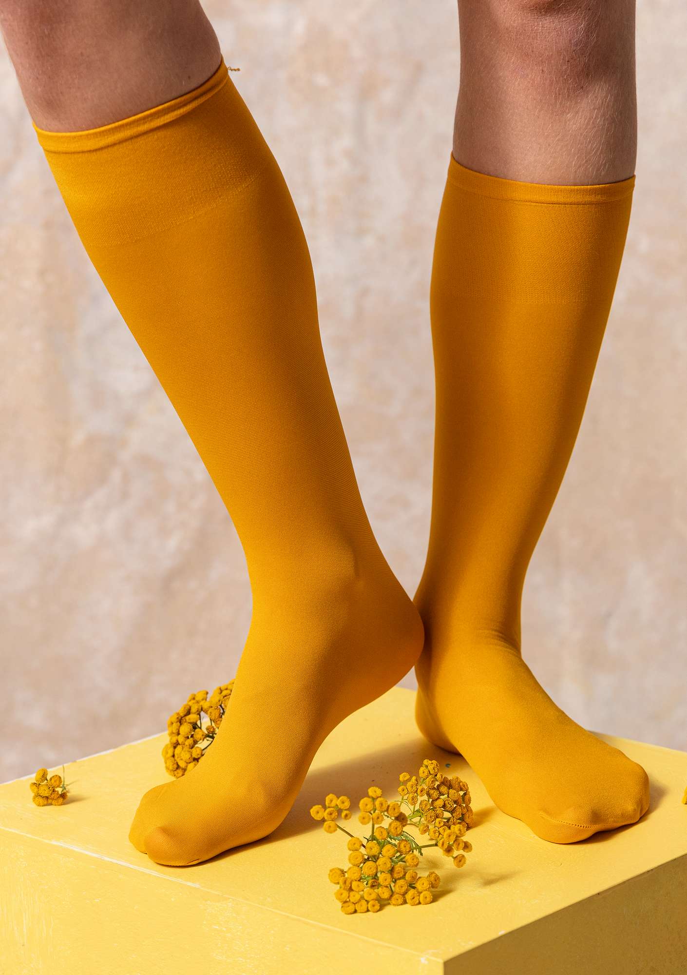 Knee-highs in recycled nylon gold ocher thumbnail