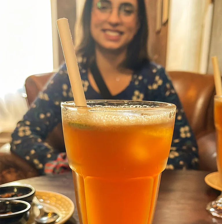 Eiskaffee in Santushti, mit einer Frau im Hintergrund