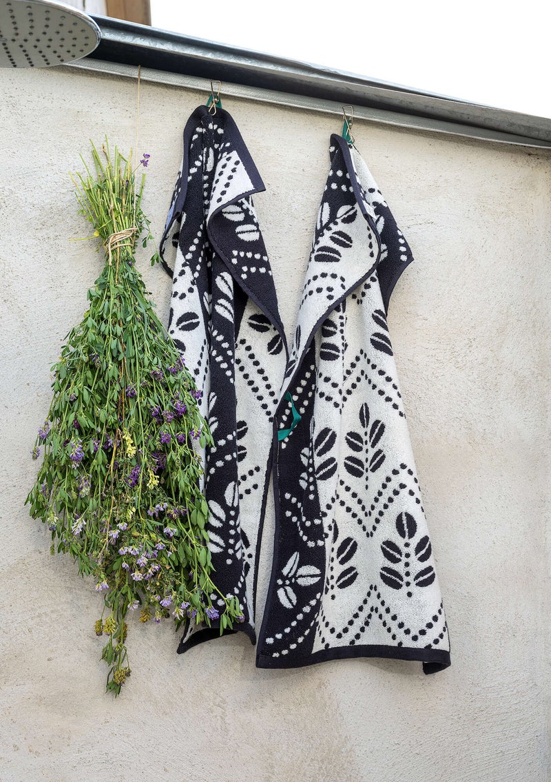 “Leafy” organic cotton towel black