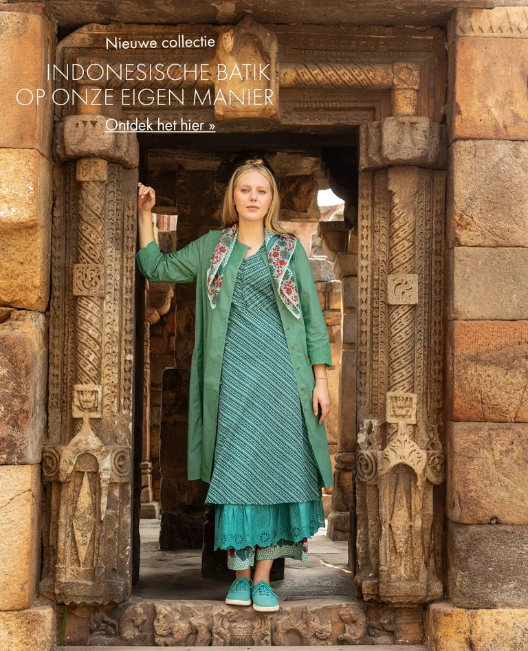 Een vrouw gekleed in een gedessineerde jurk van Gudrun Sjödén. 