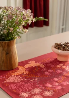 “Alaska Forest” table runner in organic cotton - poppy