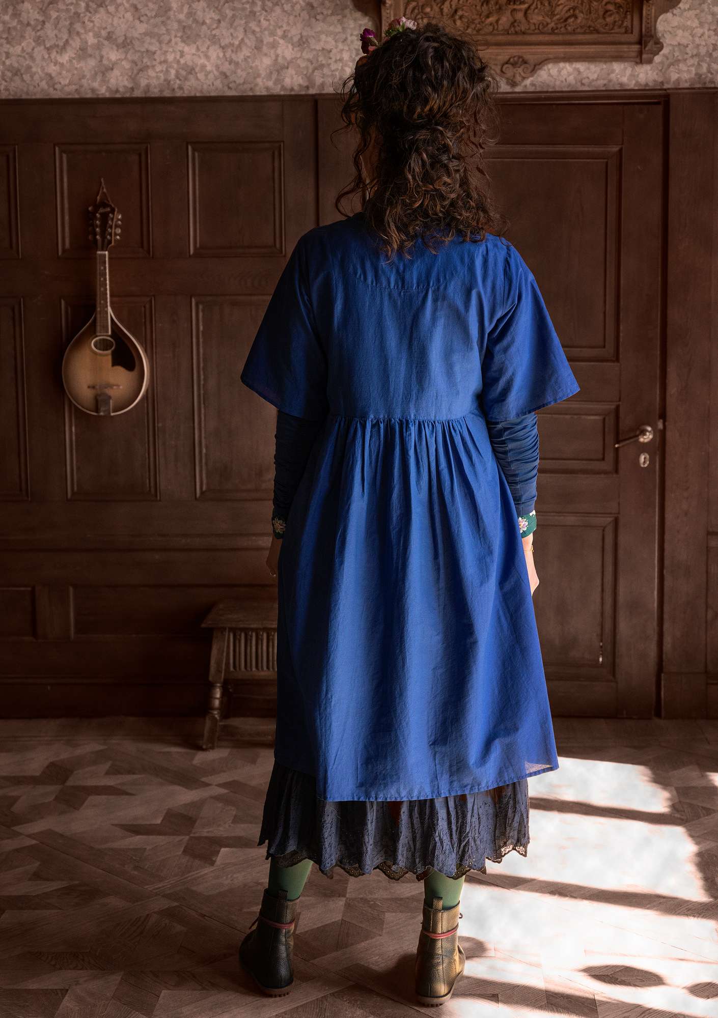 Vævet kjole  Margrethe  i økologisk bomuld/silke kleinblå