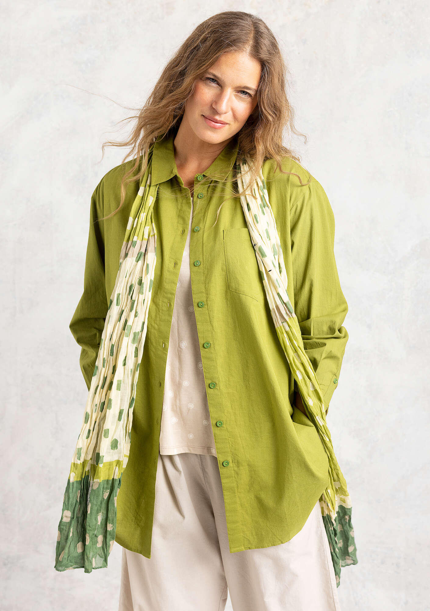 Oversized “Hi” woven shirt in organic cotton birch leaf