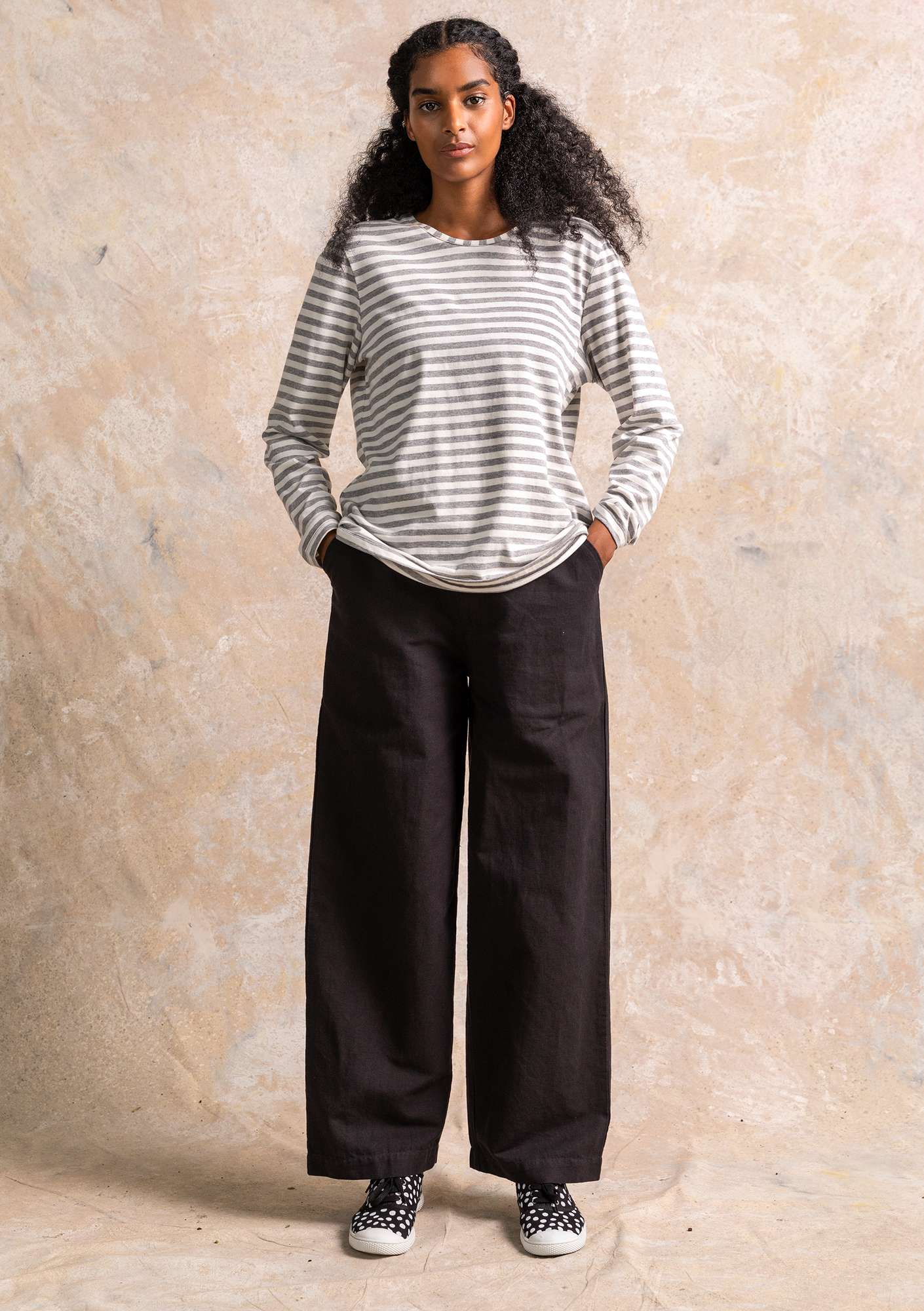 Trousers in a woven cotton/linen blend black