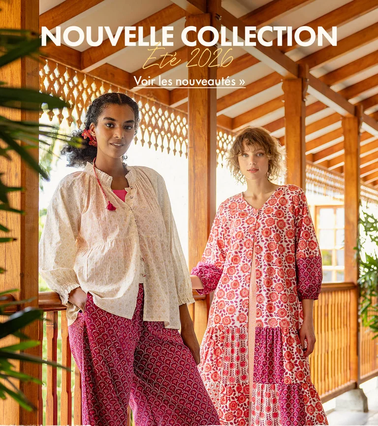 Deux femmes portant des vêtements imprimés au tampon en tons blancs et rouge-rosé signés Gudrun Sjödén.