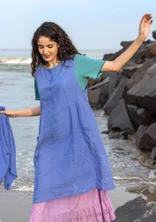 Vevd ermeløs kjole i lin - blå lotus