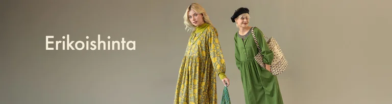 Kaksi naista pukeutuneena Gudrun Sjödénin vaatteisiin seisoo neutraalia taustaa vasten, tekstin 'Erikoishinta' ollessa vasemmalla.