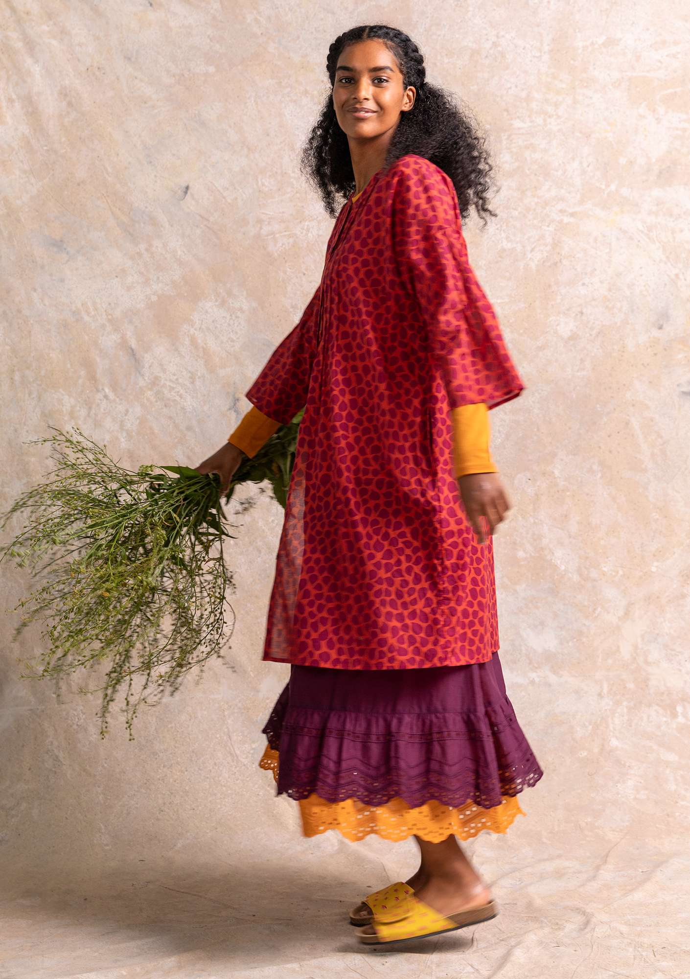Vevd kjole «Serafina» i økologisk bomull papegøyerød/mønstret thumbnail