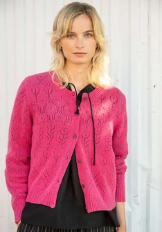 Langarmstrickjacke mit Pointelle-Stricktechnik in der Farbe dunkelrosa. Komibiniert mit einem schwarzen Oberteil.