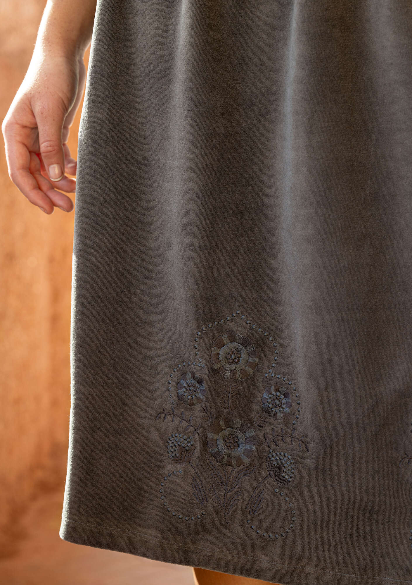 “Zari” organic cotton/recycled polyester velour skirt ash grey