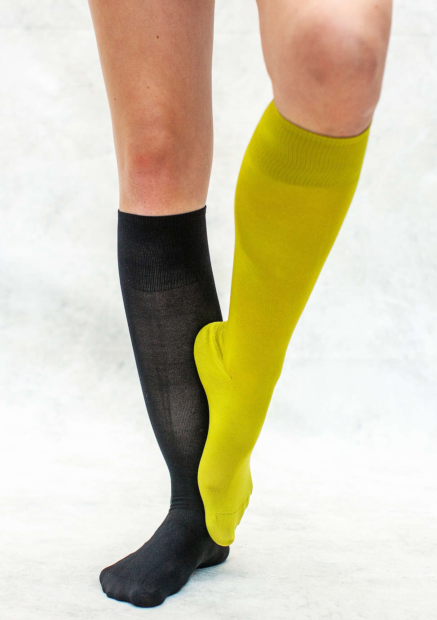 Solid-color knee-highs in recycled nylon leaf green