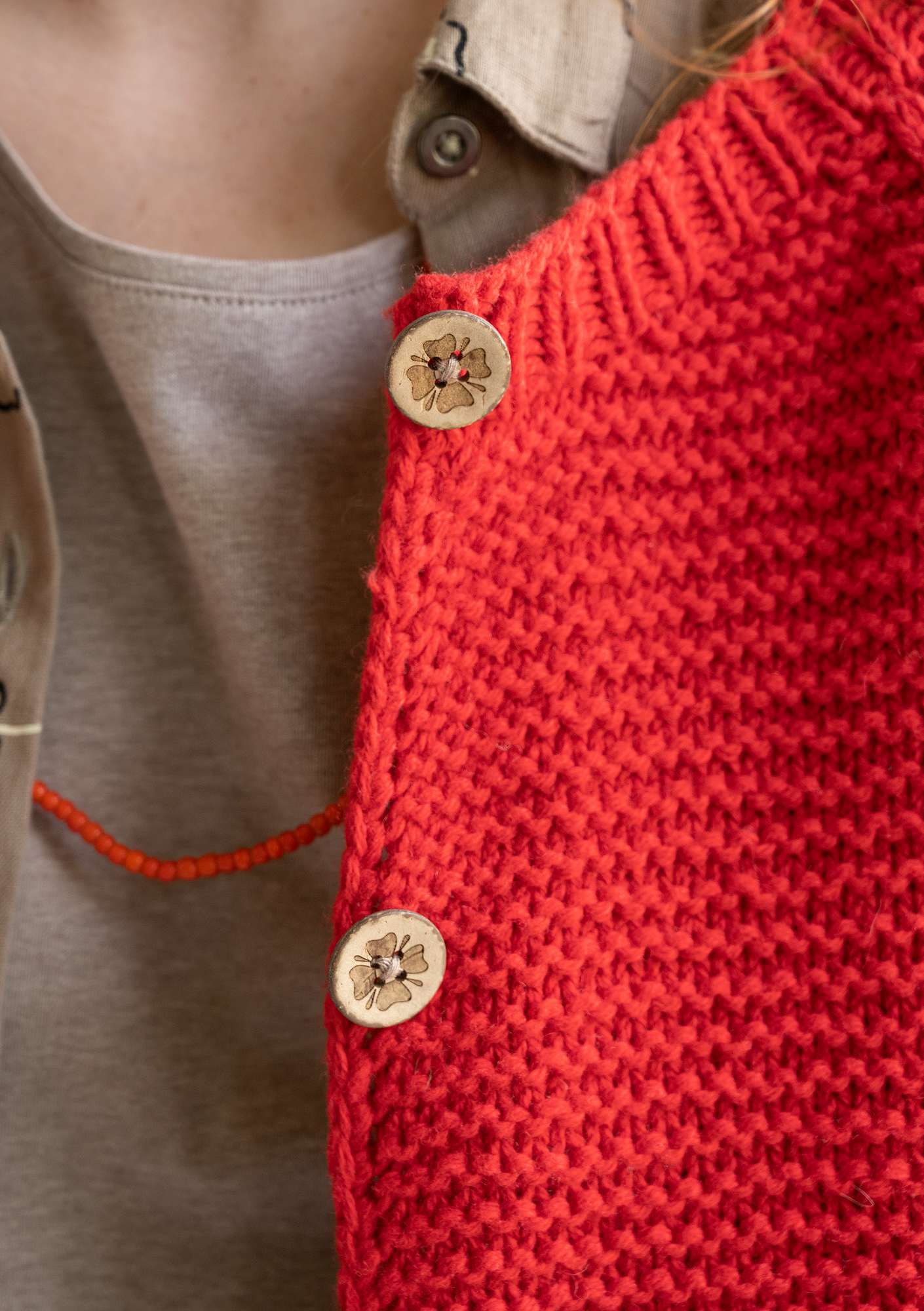 Gilet tricoté à la main en coton biologique/laine rouge vif thumbnail