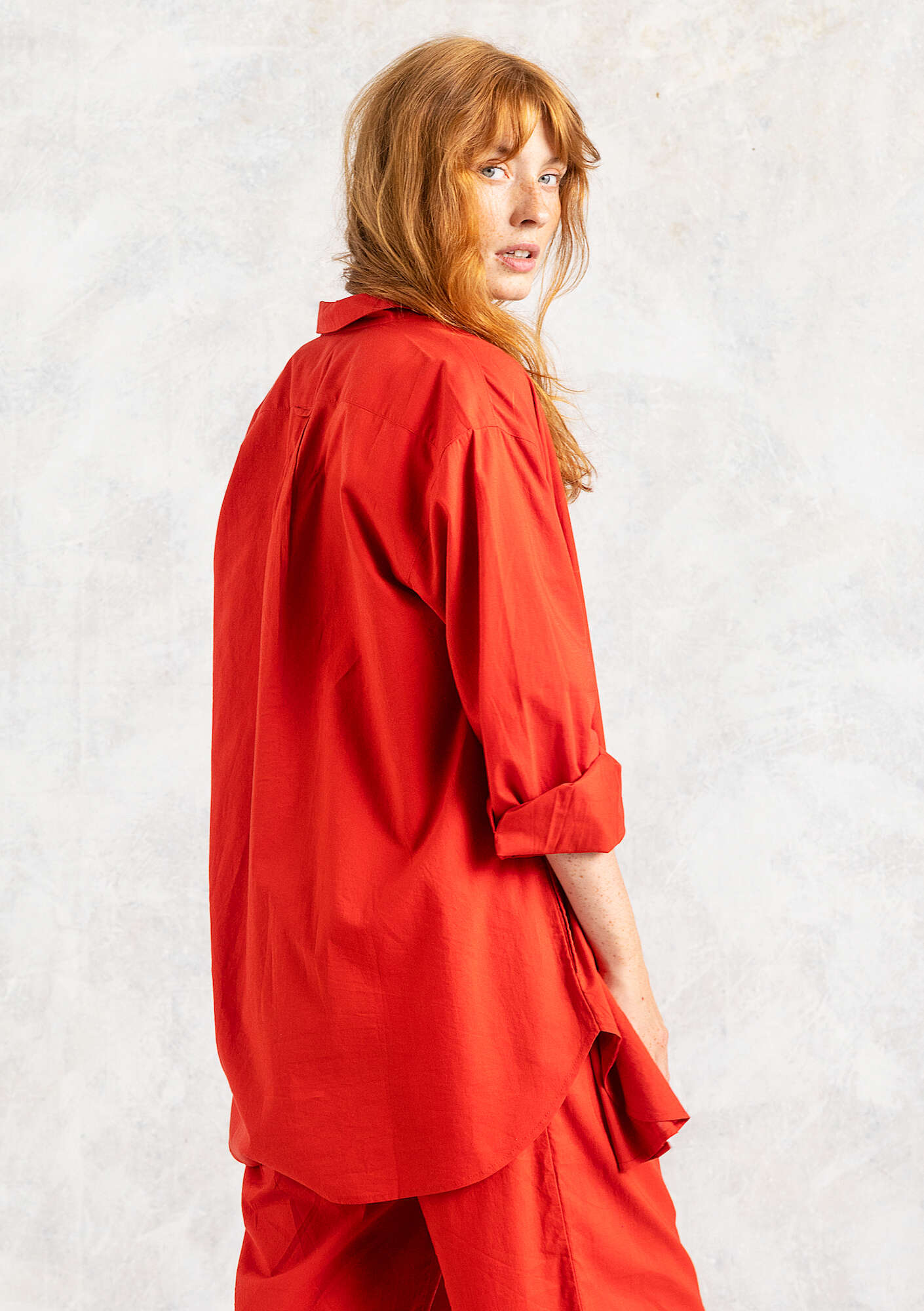 Oversized “Hi” shirt in woven organic cotton parrot red