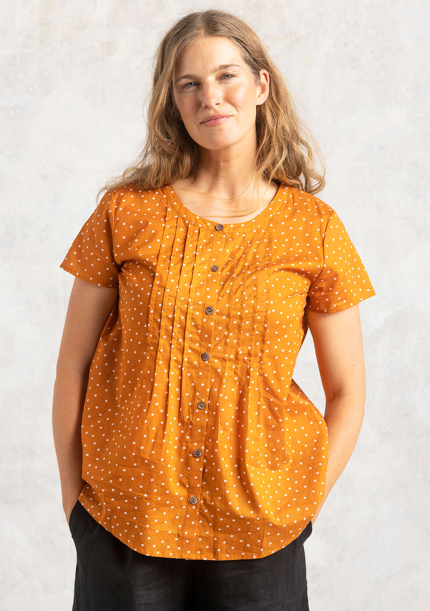 Short-sleeve “Pytte” blouse in organic cotton amber/patterned