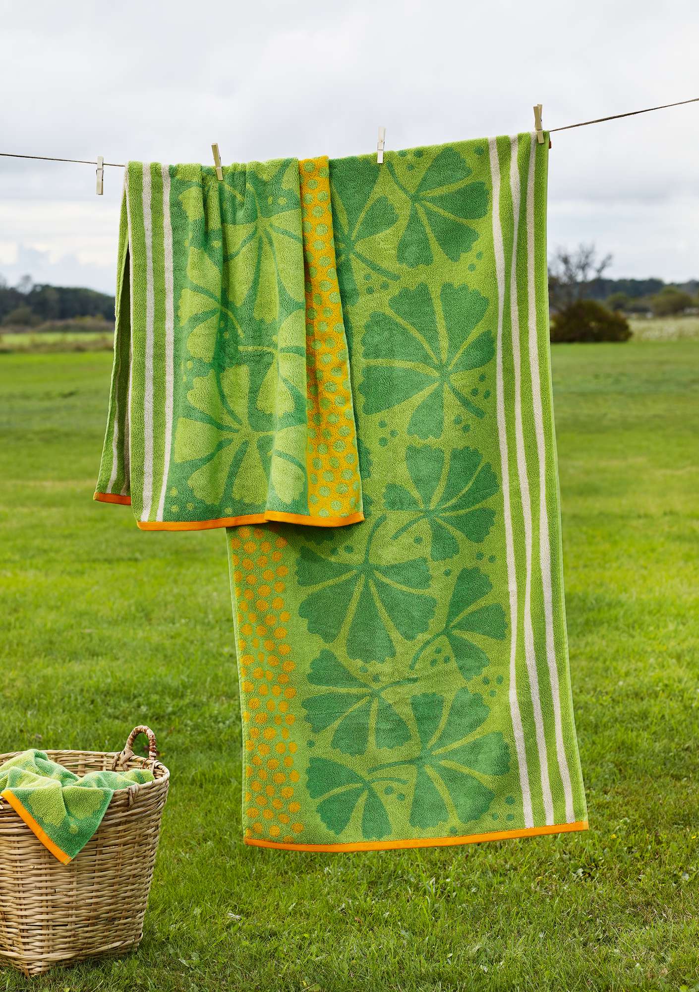 “Kastanj” organic cotton bath towel apple green thumbnail