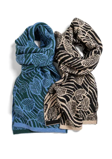 Strickschal „Gul näckros“ aus Lammwolle/Recycling-Wollgemisch - dunkelgrün
