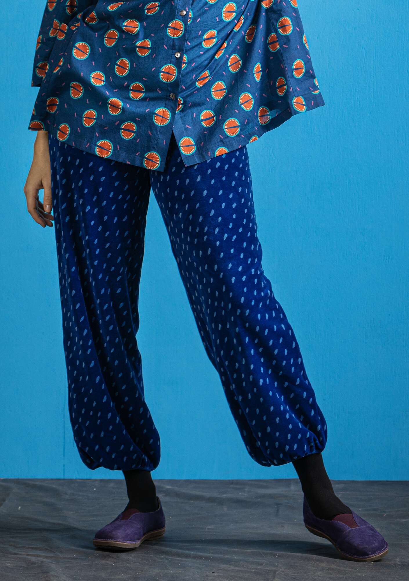 “Fauna” velour trousers in organic cotton/recycled polyester indigo blue/patterned thumbnail
