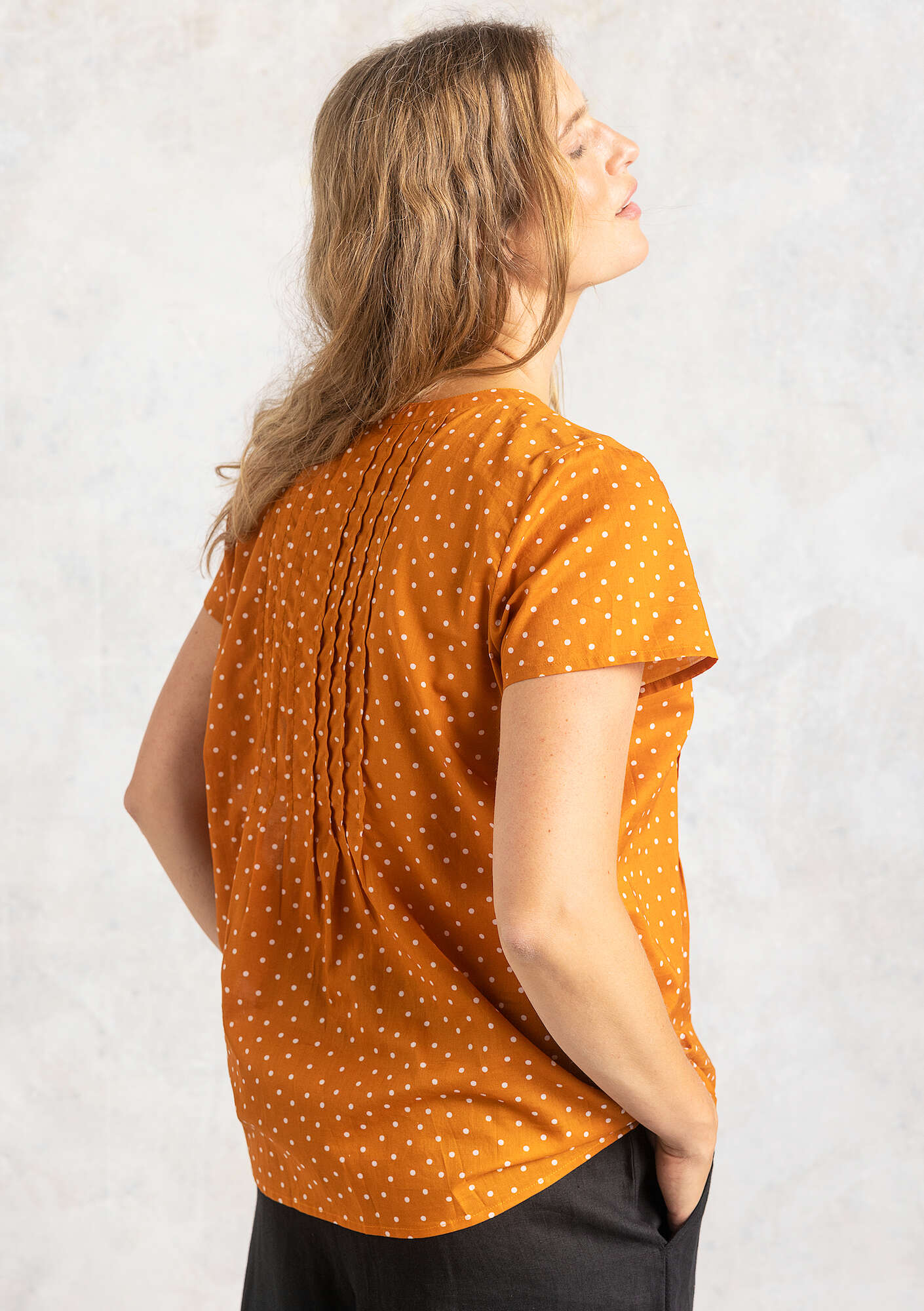 Short-sleeve “Pytte” blouse in organic cotton amber/patterned