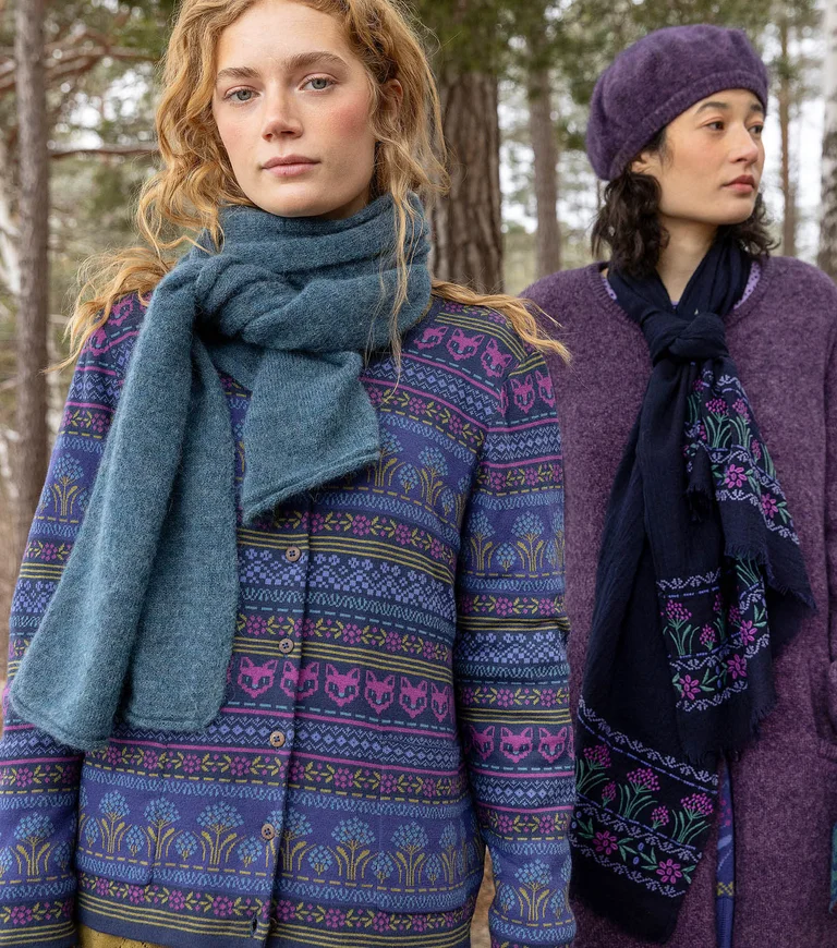 Zwei Frauen im Lagenlook und Accessoires in Blau- und Lilatönen von Gudrun Sjödén. 