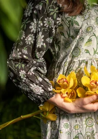 Vævet kjole "Floria" i økologisk bomuld - mørk askegrå meleret