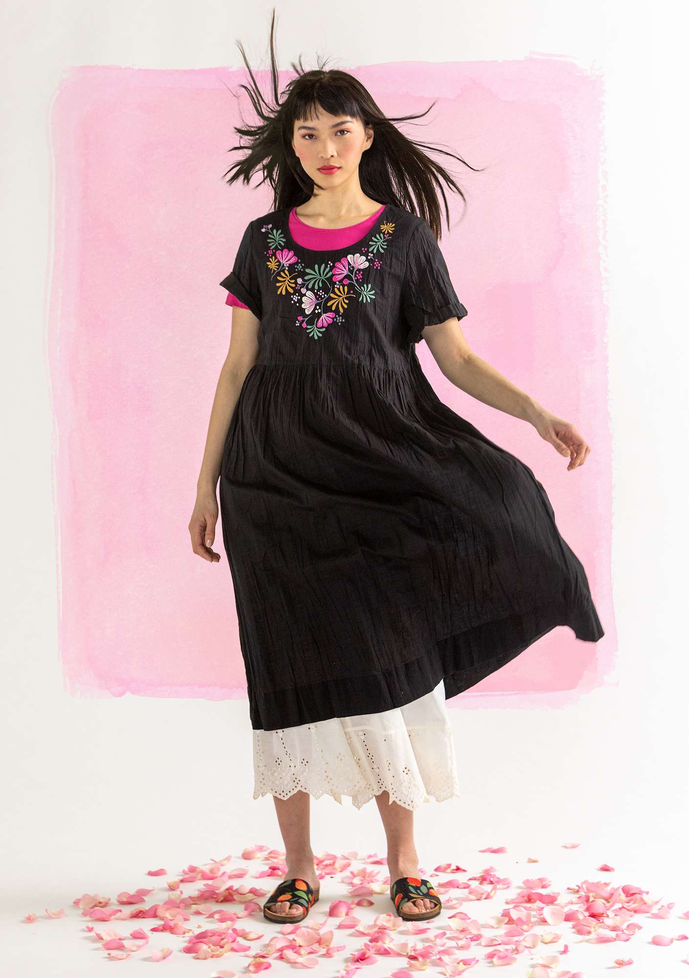 Vevd kjole «Kordelia» i økologisk bomull svart thumbnail