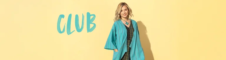 Eine Frau in einem türkisfarbenen, gemusterten Kimono und einer Blumenkette steht vor einem hellgelben Hintergrund. Neben ihr ist das Wort "CLUB" in großen, türkisfarbenen Buchstaben geschrieben.