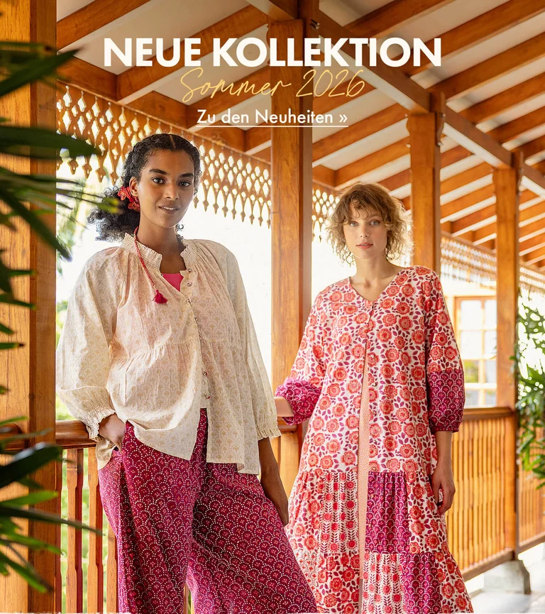 Zwei Frauen in Blockdruck-Mode in Weiß und Rosarot von Gudrun Sjödén.