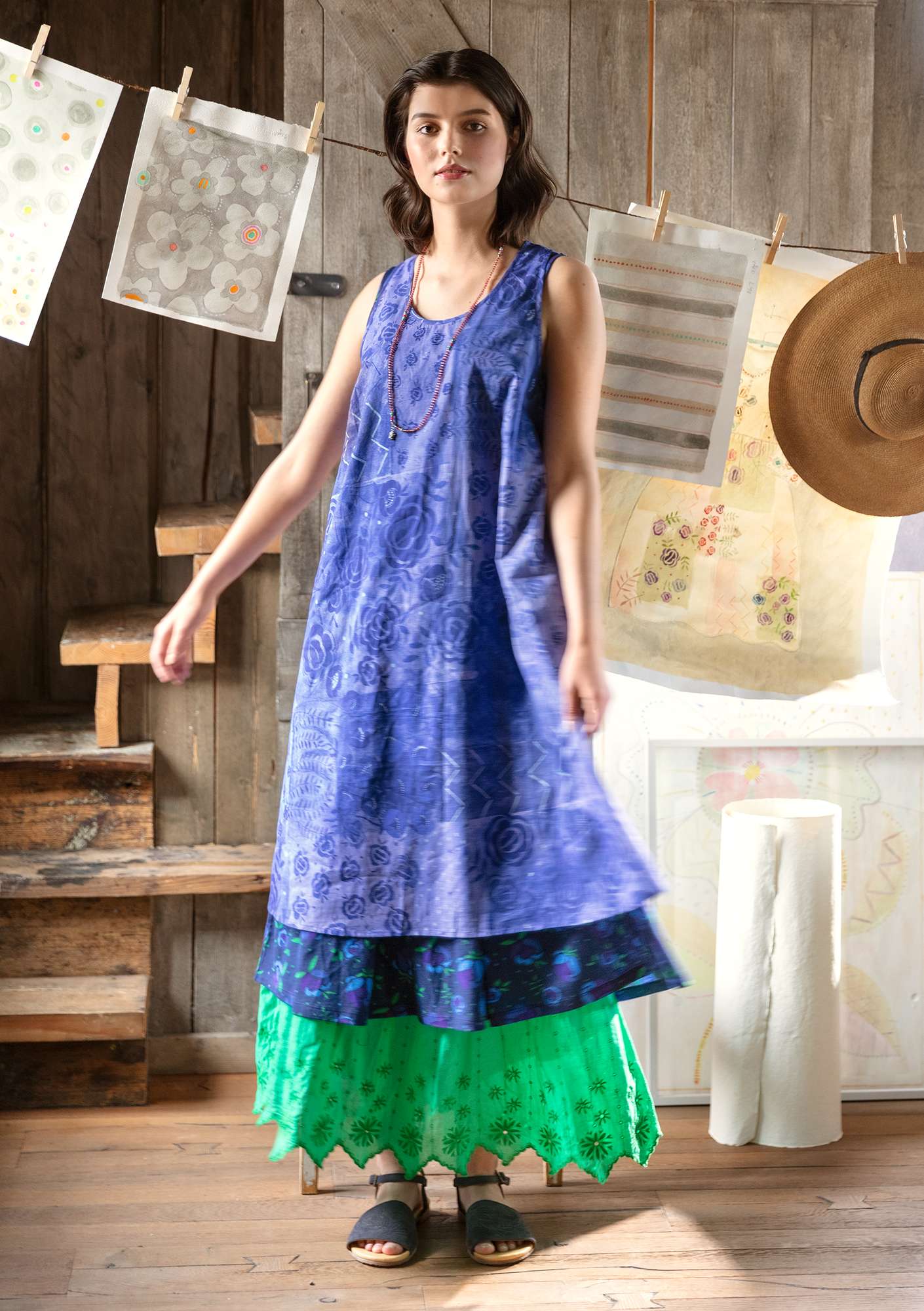 Ermeløs, vevd kjole «Rosewood» i økologisk bomull lupin