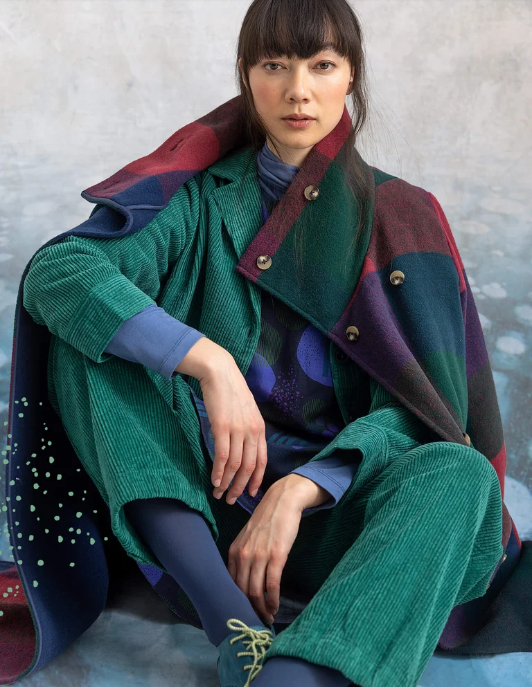 Eine Frau im Lagenlook mit Mode aus Gudrun Sjödéns Winterkollektion. 