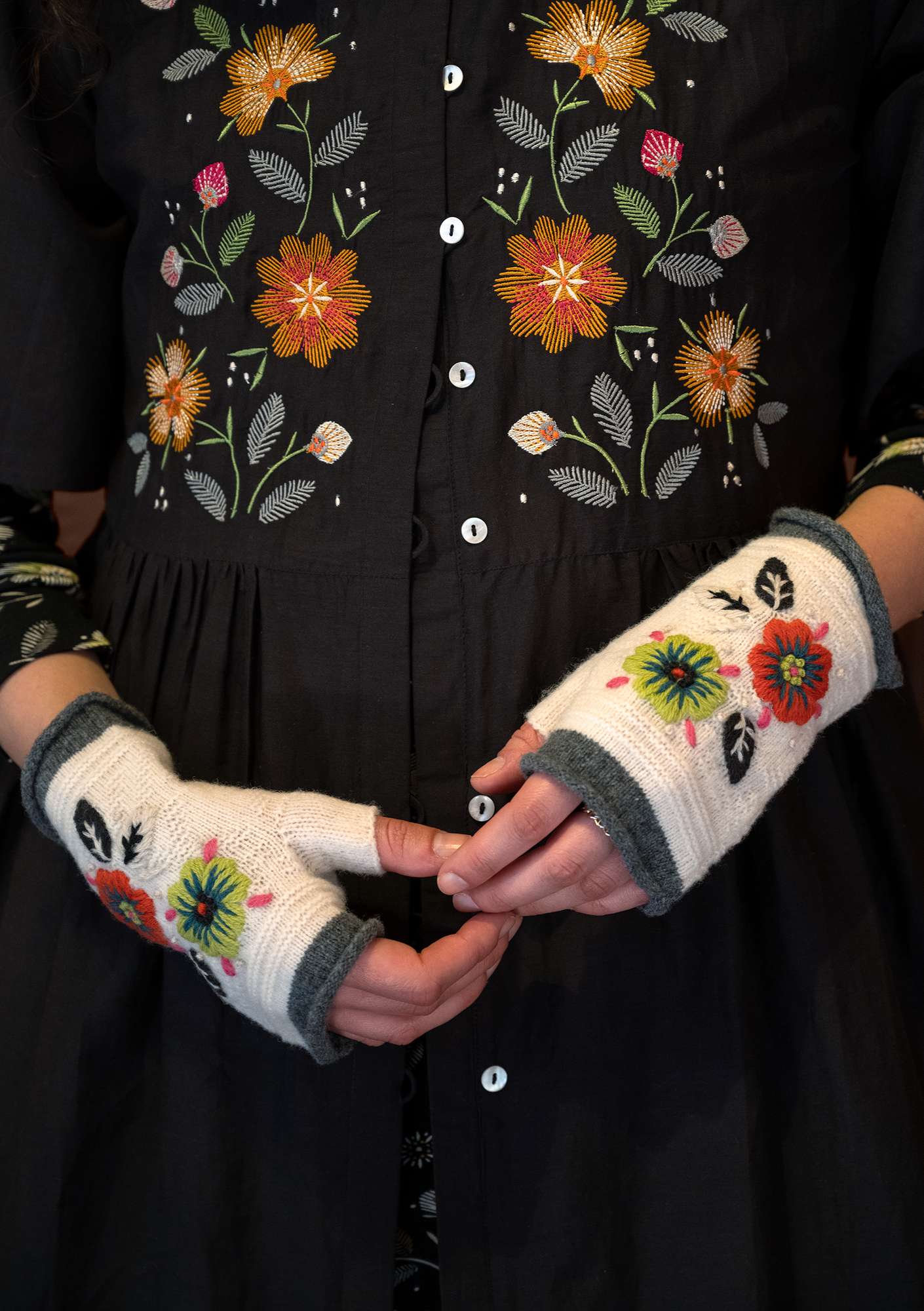 Håndbroderede fingerløse vanter  Margrethe  i uld vanilje thumbnail
