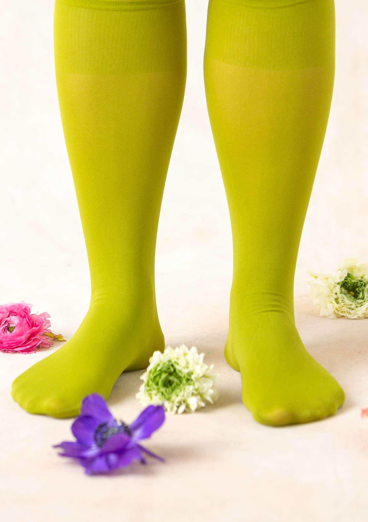 Solid-colour knee-highs in recycled polyamide asparagus thumbnail