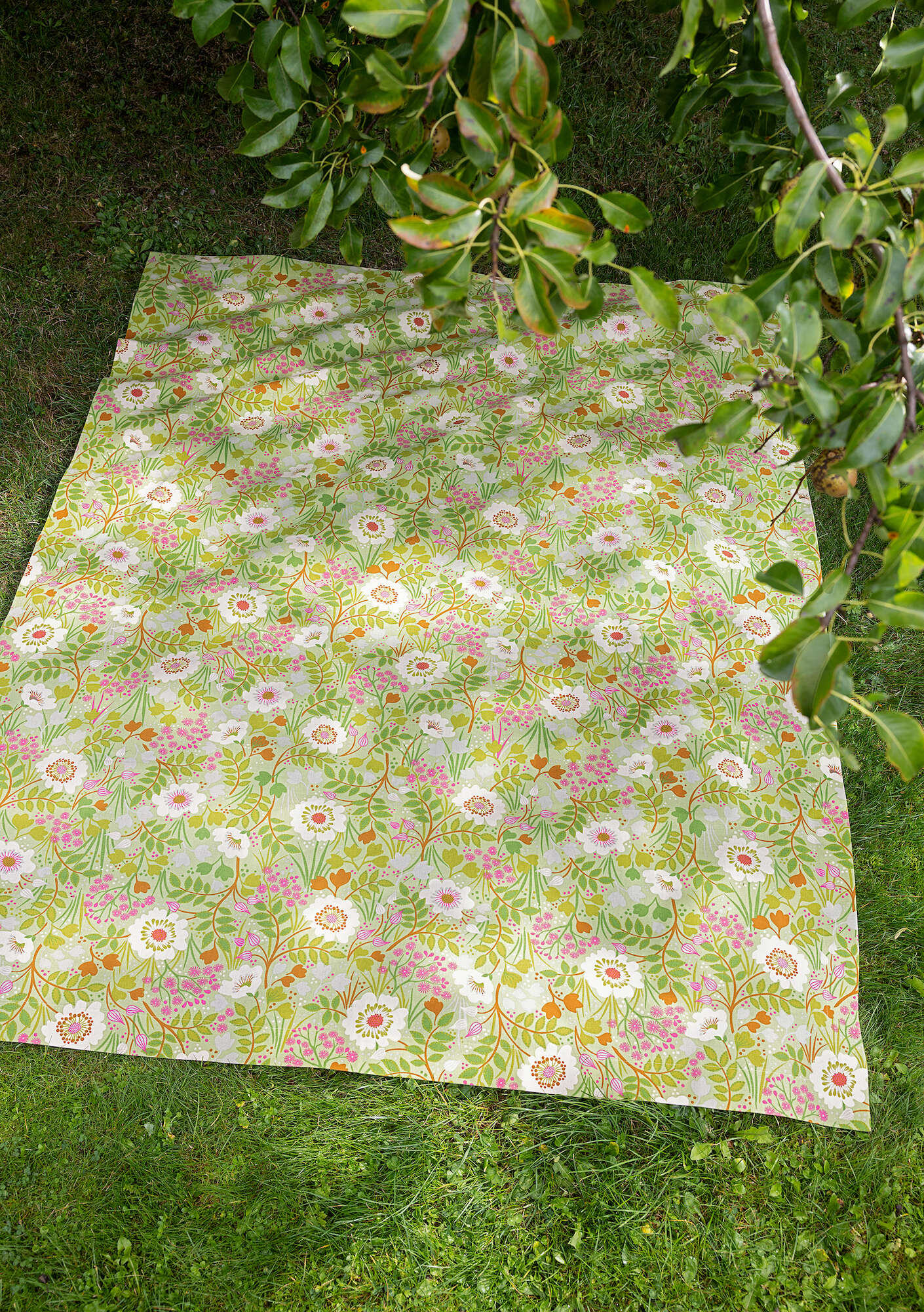 “Primavera” tablecloth in organic cotton apple green