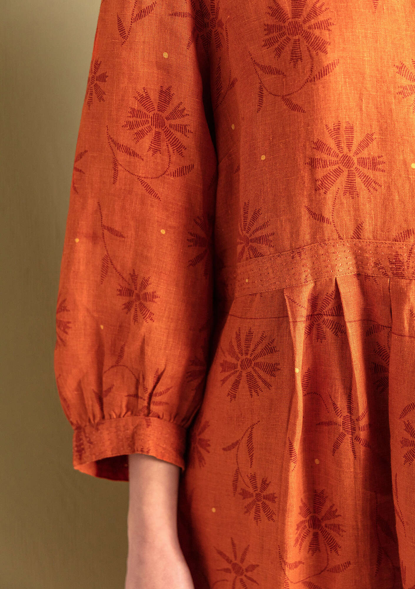 Vevd kjole «Leia» i lin henna/mønstret