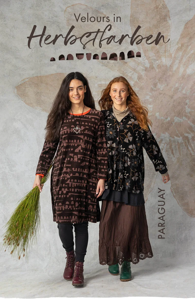Zwei Frauen in Mode in dunklen Nuancen von Gudrun Sjödén. 