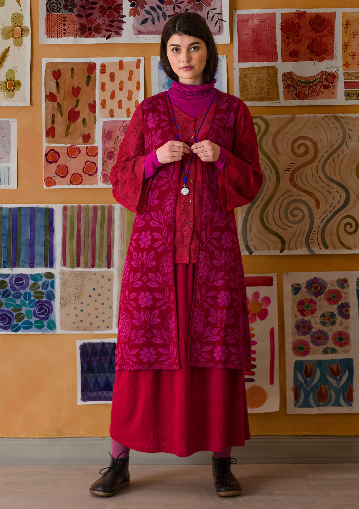 “Oda” long waistcoat in a linen/organic cotton knit fabric cranberry