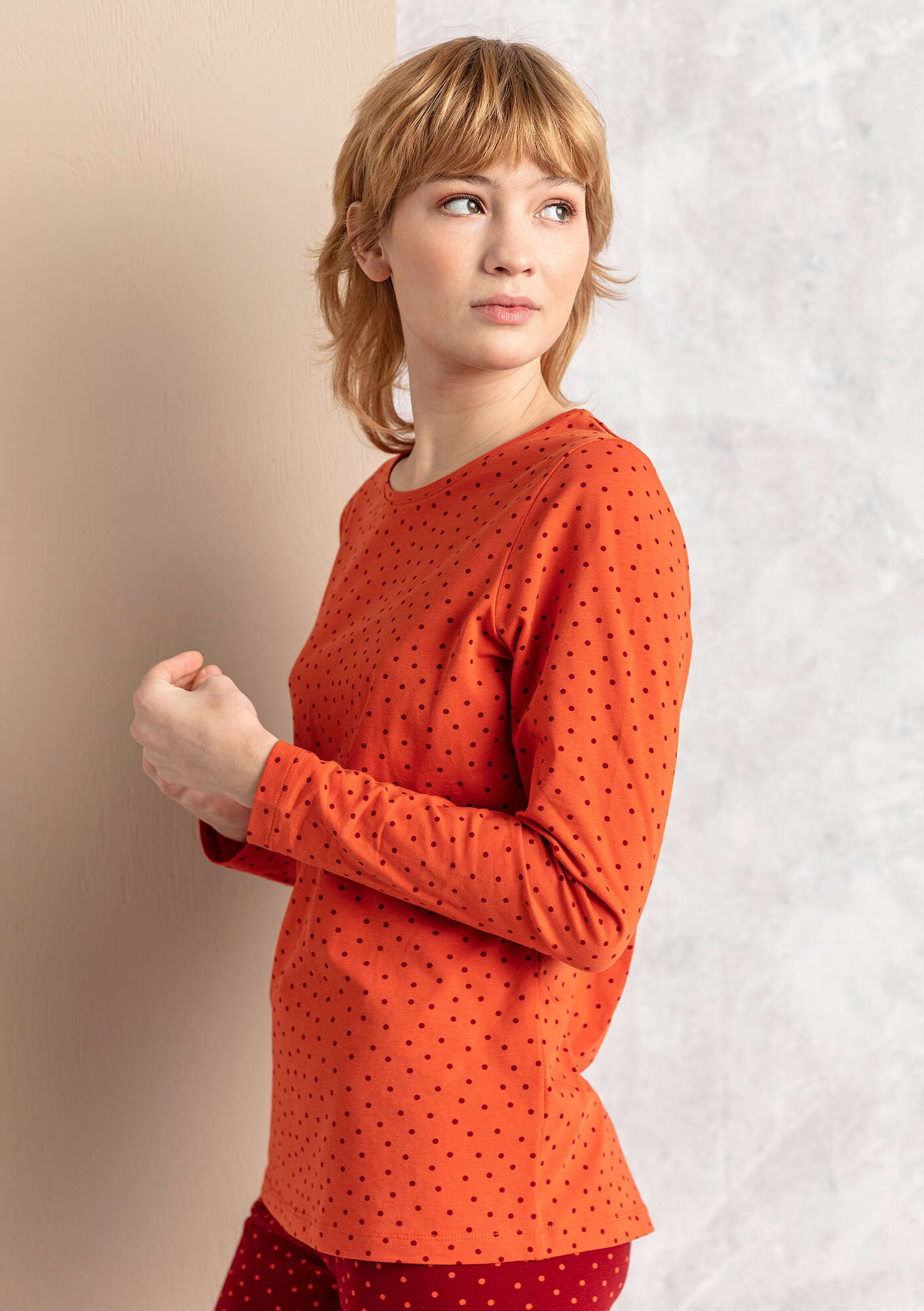 “Pytte” jersey top in organic cotton/spandex chili/patterned