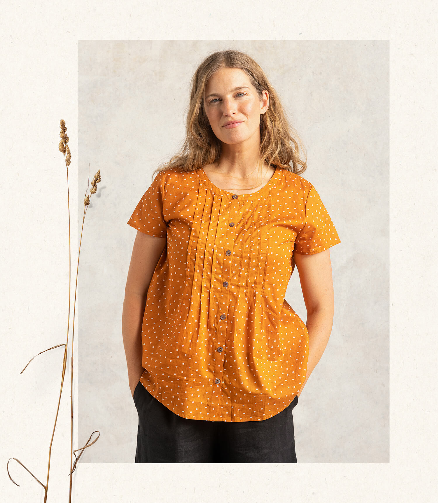 “Pytte” short-sleeved blouse in organic cotton